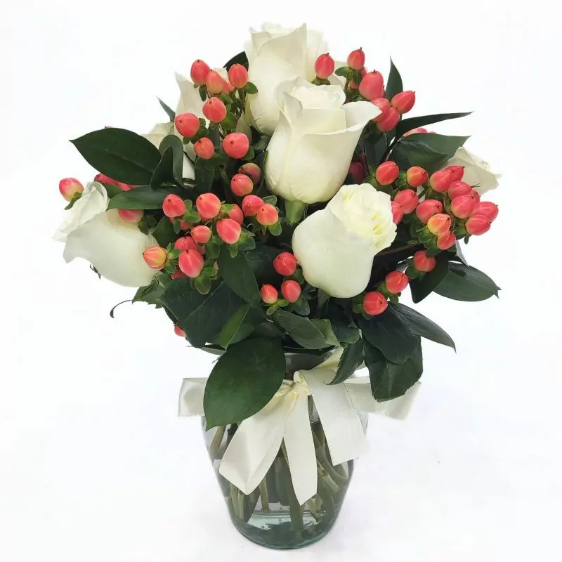 Pequeña Antonia Blanco - Florero transparente con 9 rosas e hypericum