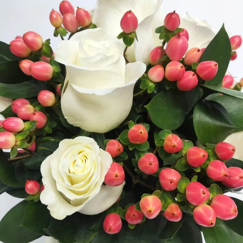 Foto 5 Pequeña Antonia Blanco - Florero transparente con 9 rosas e hypericum