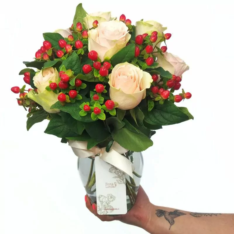 Foto 5 Pequeña Antonia Damasco - Florero transparente con 9 rosas e hypericum