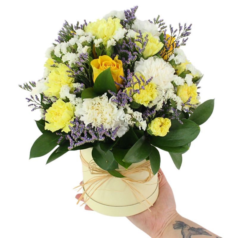 Foto con persona Colores de Frida amarillo en sombrerero - Flores a domicilio Foto con persona Colores de Frida amarillo en sombrerero - Flores a domicilio
