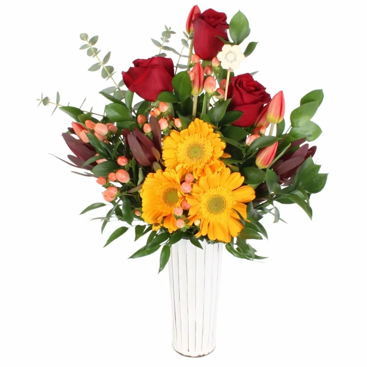 Foto principal Altair Amarillo - Arreglo floral con tulipanes damasco, rosas rojas, hypericum rosados, gerberas amarillas y leucadendros