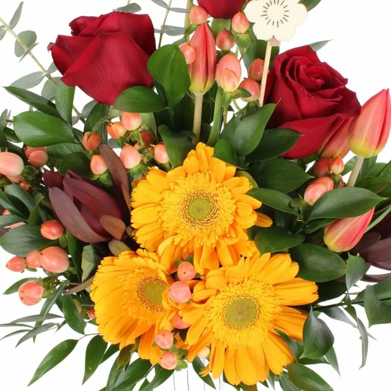 Foto 5 Altair Amarillo - Arreglo floral con tulipanes damasco, rosas rojas, hypericum rosados, gerberas amarillas y leucadendros