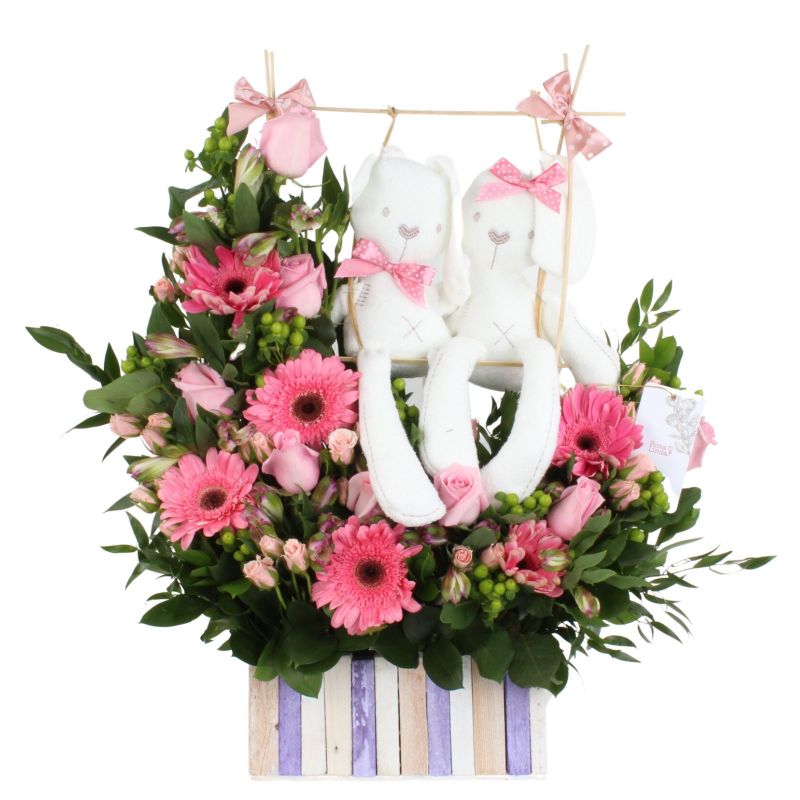 Gemelas - Arreglo floral para nacimiento de gemelas con peluches de conejitas, gerberas, rosas, mini rosas, astromelias e hypericum Gemelas - Arreglo floral para nacimiento de gemelas con peluches de conejitas, gerberas, rosas, mini rosas, astromelias e hypericum