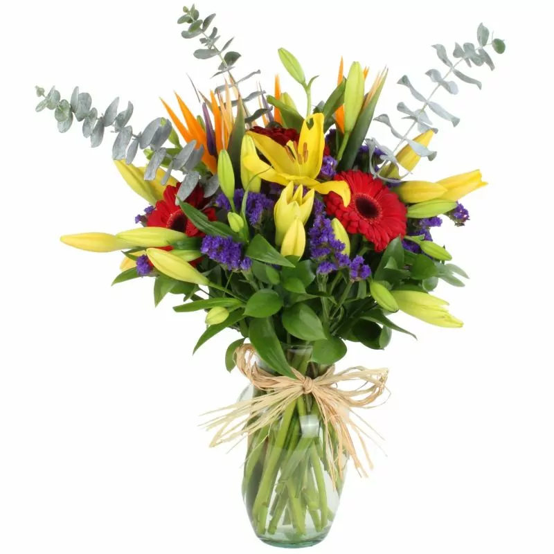 Abril en Florero - Arreglo floral en florero con gerberas rojas, liliums amarillos, aves del paraíso y statice morado