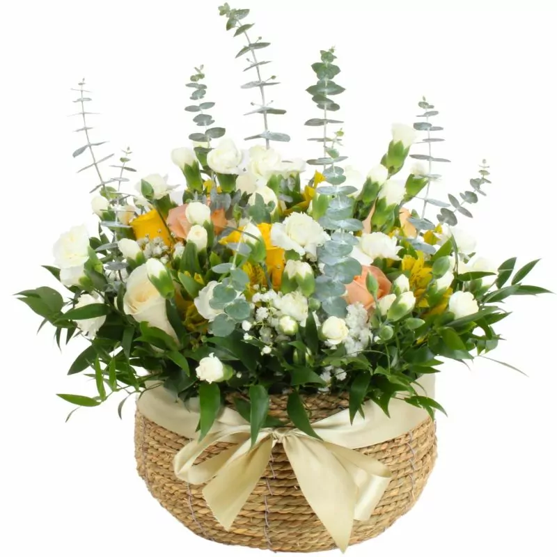 Eterna memoria - Arreglo floral con Mini claveles blancos rosas ecuatorianas blancas, gypsophilia y astromelias amarillas