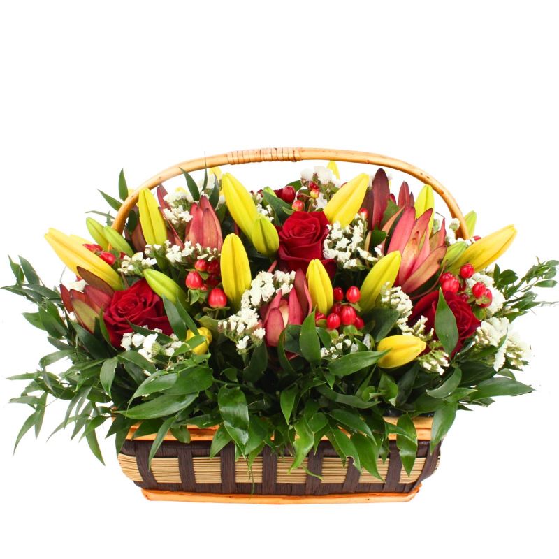 Florencia Amarillo Canasto - Arreglo en canasto con liliums amarillos, rosas rojas, hypericum rojo y leucadendro Florencia Amarillo Canasto - Arreglo en canasto con liliums amarillos, rosas rojas, hypericum rojo y leucadendro
