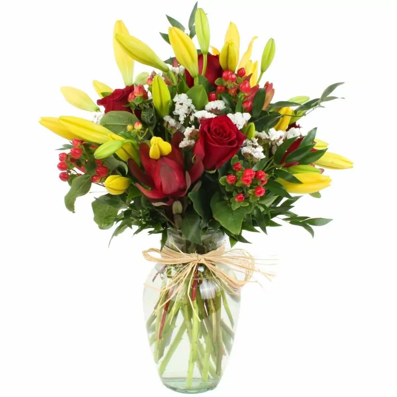 Florencia Amarillo Ánfora - Arreglo en florero ánfora con liliums amarillos, rosas rojas, hypericum rojo y leucadendro