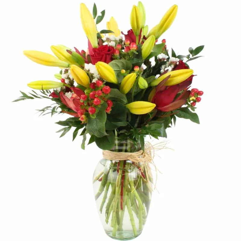 Foto 4 Florencia Amarillo Ánfora - Arreglo en florero ánfora con liliums amarillos, rosas rojas, hypericum rojo y leucadendro