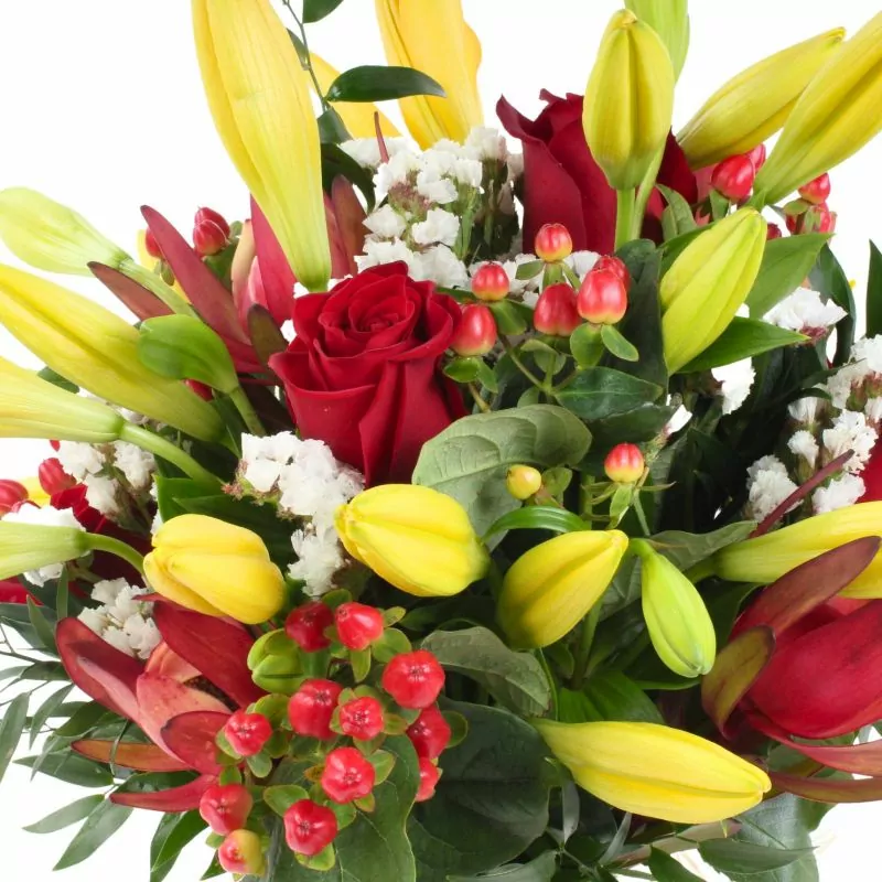 Foto 5 Florencia Amarillo Ánfora - Arreglo en florero ánfora con liliums amarillos, rosas rojas, hypericum rojo y leucadendro