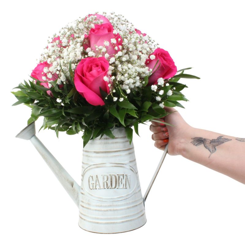 Foto con persona María Rosas Fucsia en Regadera - Flores a domicilio Foto con persona María Rosas Fucsia en Regadera - Flores a domicilio