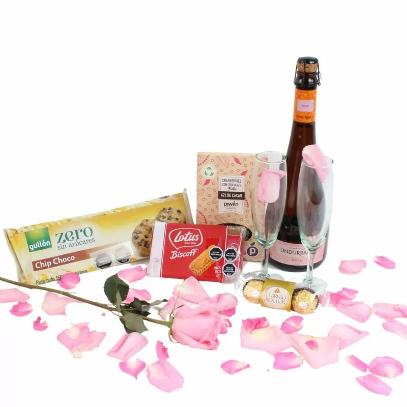 Foto 5 Canasto Rosé - Set de regalo en canasto con espumante Rosé, copas, chocolates y pétalos de rosa