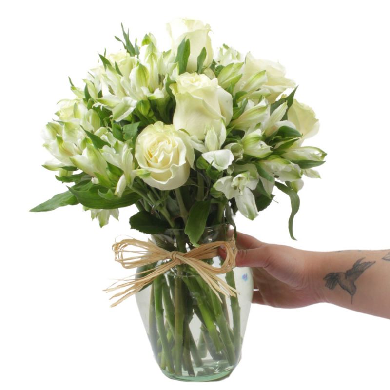 Foto con persona Amor Blanco en Anfora con 9 rosas - Flores a domicilio Foto con persona Amor Blanco en Anfora con 9 rosas - Flores a domicilio