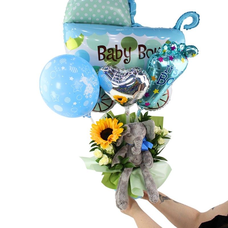 Foto con persona Mix de globos: Alegre llegada Baby Boy - Flores a domicilio Foto con persona Mix de globos: Alegre llegada Baby Boy - Flores a domicilio