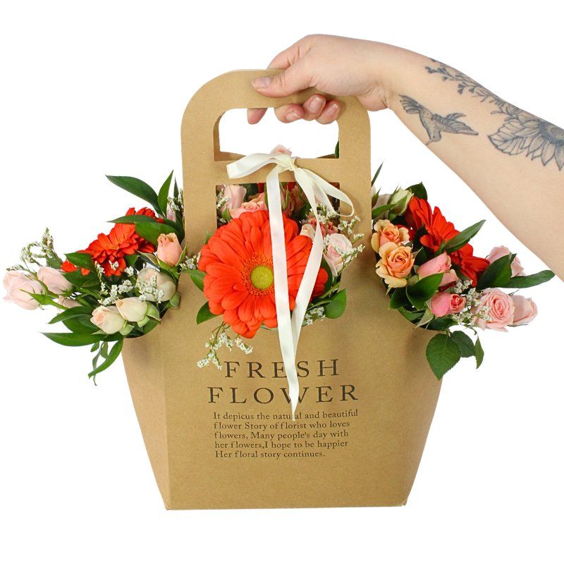 Foto con persona Mariana Fresh Flower Bag Naranjo - Flores a domicilio Foto con persona Mariana Fresh Flower Bag Naranjo - Flores a domicilio