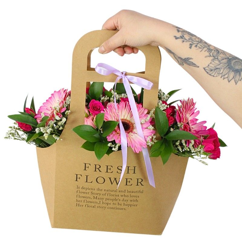 Foto con persona Mariana Fresh Flower Bag Rosado - Flores a domicilio Foto con persona Mariana Fresh Flower Bag Rosado - Flores a domicilio