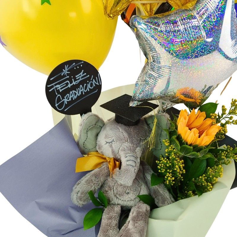 Foto con persona Mix de globos: Felicidades Graduado - Flores a domicilio Foto con persona Mix de globos: Felicidades Graduado - Flores a domicilio