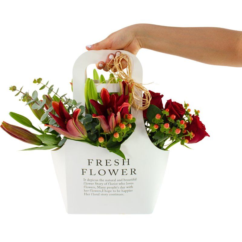 Foto con persona No me olvides Flower Bag Rojo - Flores a domicilio Foto con persona No me olvides Flower Bag Rojo - Flores a domicilio