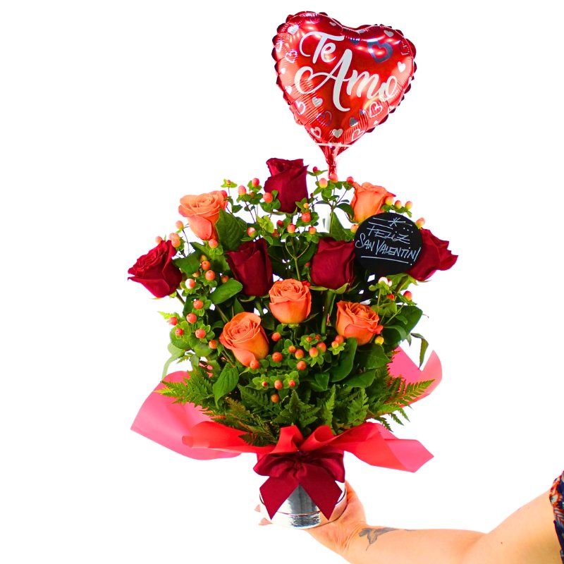 Foto con persona San valentín mix naranjo y rojo - Flores a domicilio Foto con persona San valentín mix naranjo y rojo - Flores a domicilio