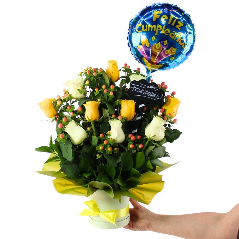 Foto con persona Fiesta de Rosas blanco y amarillo - Flores a domicilio Foto con persona Fiesta de Rosas blanco y amarillo - Flores a domicilio