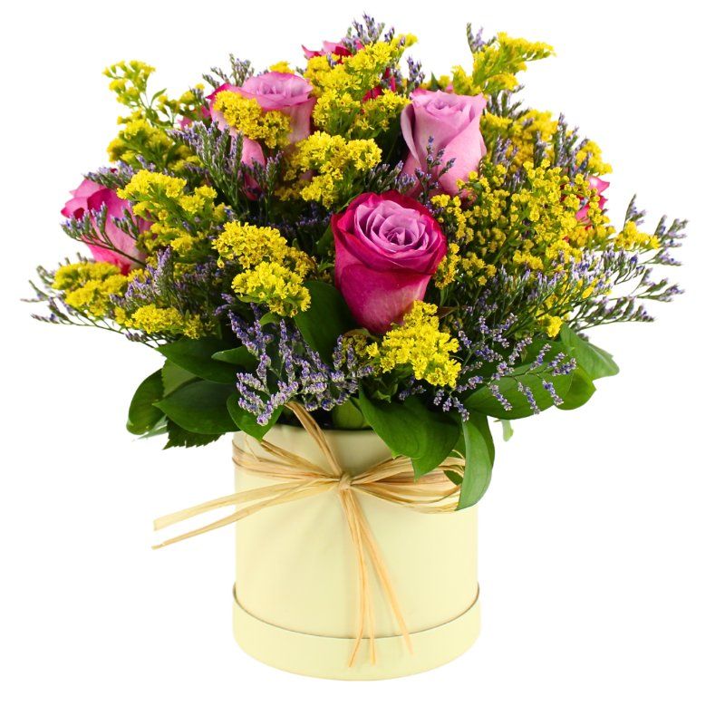 Clarita Lila - Arreglo floral en sombrerero con rosas lila, limonium y vara de oro Clarita Lila - Arreglo floral en sombrerero con rosas lila, limonium y vara de oro