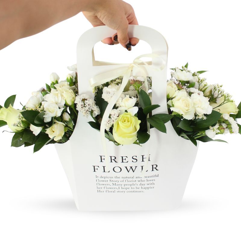 Foto con persona Mariana Fresh Flower Bag Blanco - Flores a domicilio Foto con persona Mariana Fresh Flower Bag Blanco - Flores a domicilio