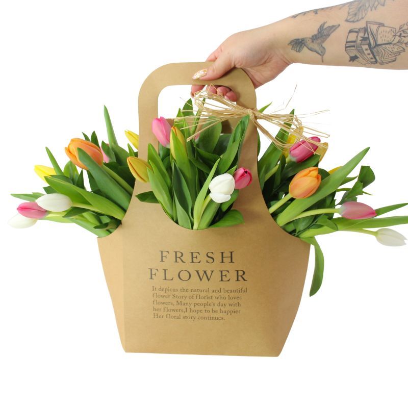 Foto con persona Bolsa de Tulipanes Multicolor - Flores a domicilio Foto con persona Bolsa de Tulipanes Multicolor - Flores a domicilio