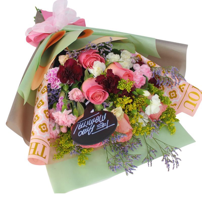 Ramo Abrazo Maternal - Ramo extendido con rosas rosado, miniclaveles, vara de oro y pizarra: Te amo mamita¡ Ramo Abrazo Maternal - Ramo extendido con rosas rosado, miniclaveles, vara de oro y pizarra: Te amo mamita¡