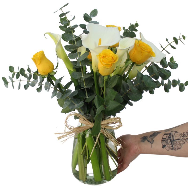 Foto con persona Calas y Rosas Amarillo - Flores a domicilio Foto con persona Calas y Rosas Amarillo - Flores a domicilio