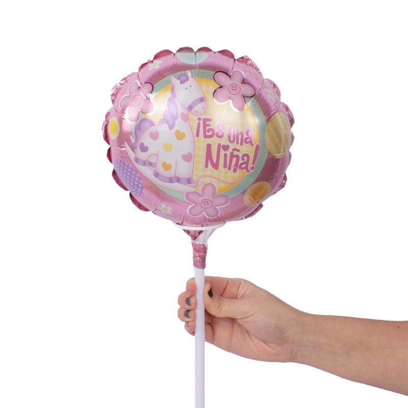 Foto con persona Globo Es una niña - Flores a domicilio Foto con persona Globo Es una niña - Flores a domicilio