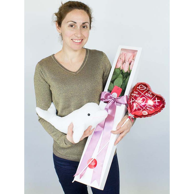 Foto con persona 6 rosas ecuatorianas más peluche ballena blanca y globo - Flores a domicilio Foto con persona 6 rosas ecuatorianas más peluche ballena blanca y globo - Flores a domicilio