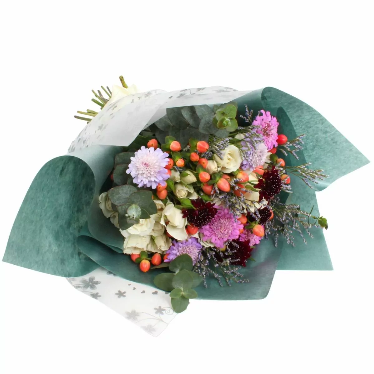 Foto principal Rafaela en Ramo - Ramo con mini rosas blancas, escabiosas, hyperiucm, limonium y eucalipto