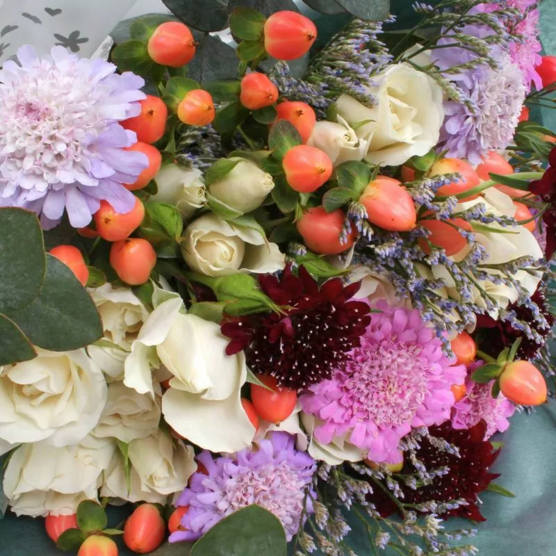 Foto 3 Rafaela en Ramo - Ramo con mini rosas blancas, escabiosas, hyperiucm, limonium y eucalipto