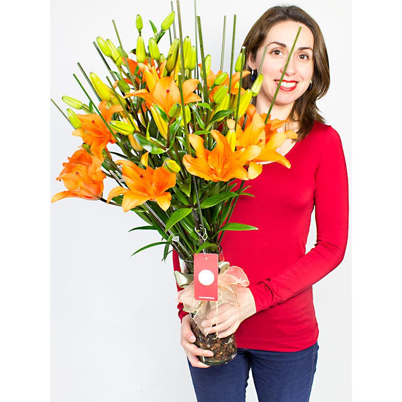 Foto con persona Jardín de liliums Naranja - Flores a domicilio Foto con persona Jardín de liliums Naranja - Flores a domicilio