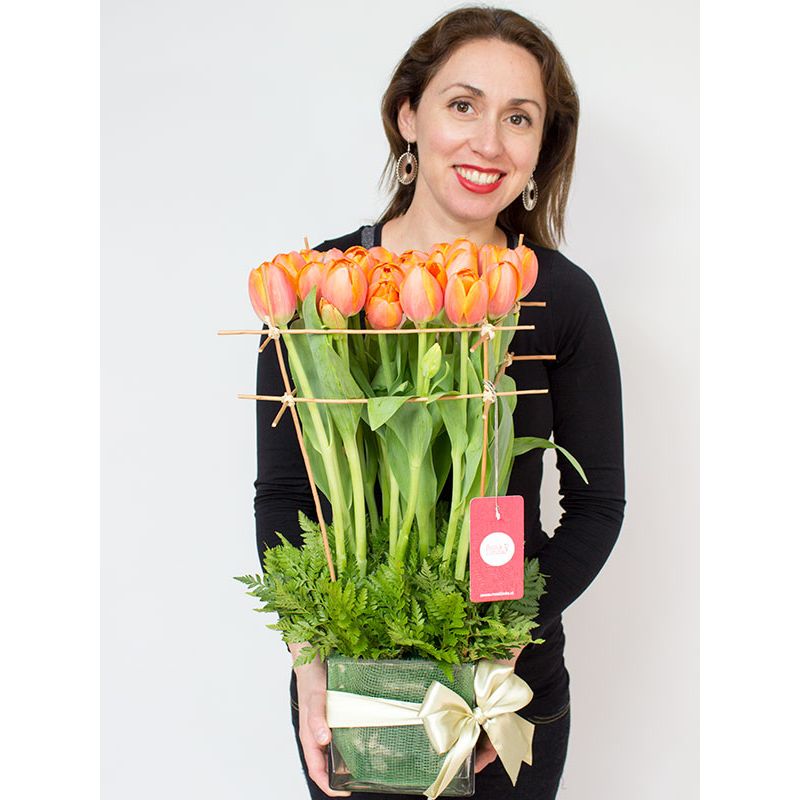 Foto con persona Jardín de Tulipanes Naranja - Flores a domicilio Foto con persona Jardín de Tulipanes Naranja - Flores a domicilio