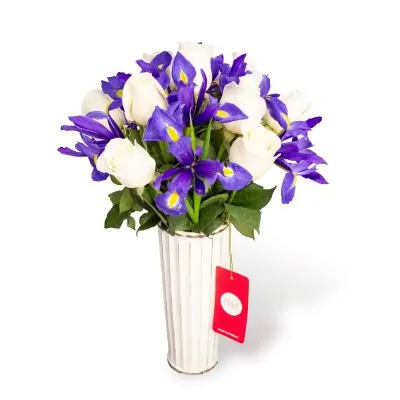 Sorpresa de Iris morados y Rosas blancas