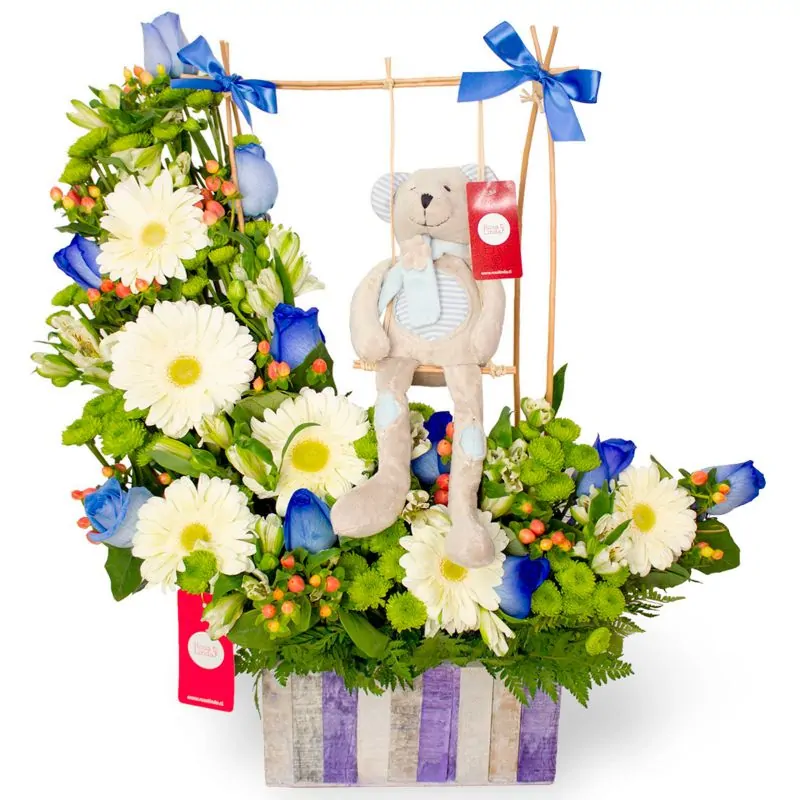 Foto 2 Osito en el jardín - Arreglo floral de nacimiento con peluche de osito en tonos blancos y azules