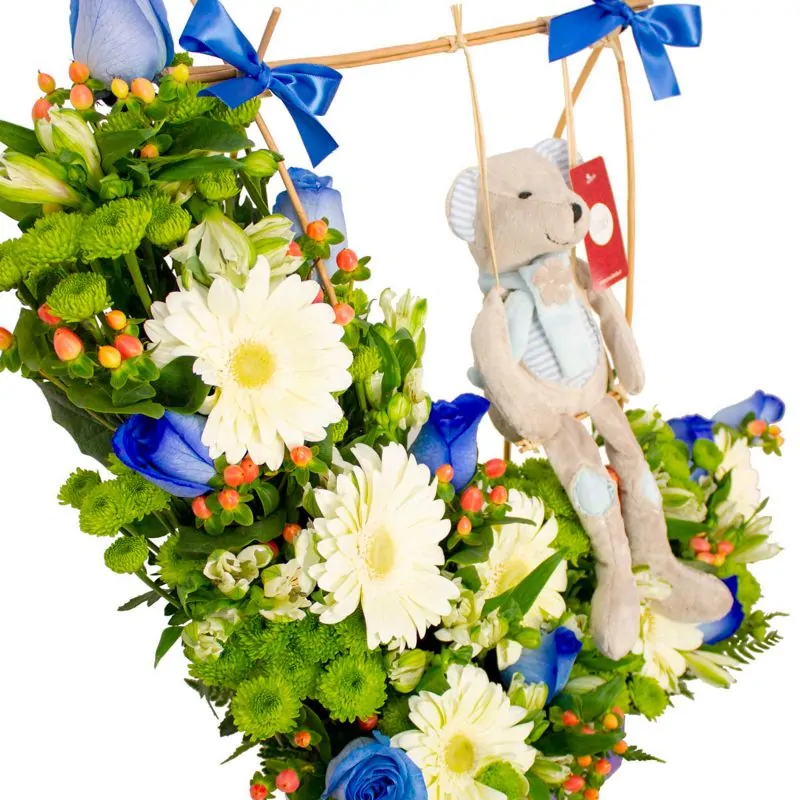 Foto 3 Osito en el jardín - Arreglo floral de nacimiento con peluche de osito en tonos blancos y azules