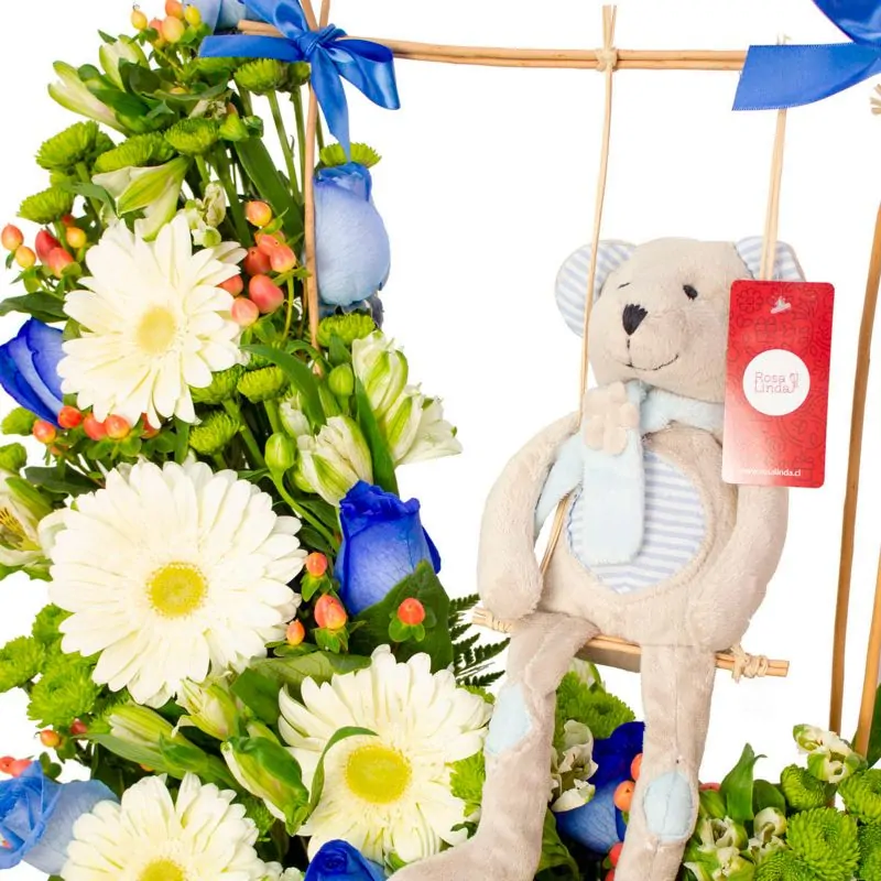 Foto 4 Osito en el jardín - Arreglo floral de nacimiento con peluche de osito en tonos blancos y azules