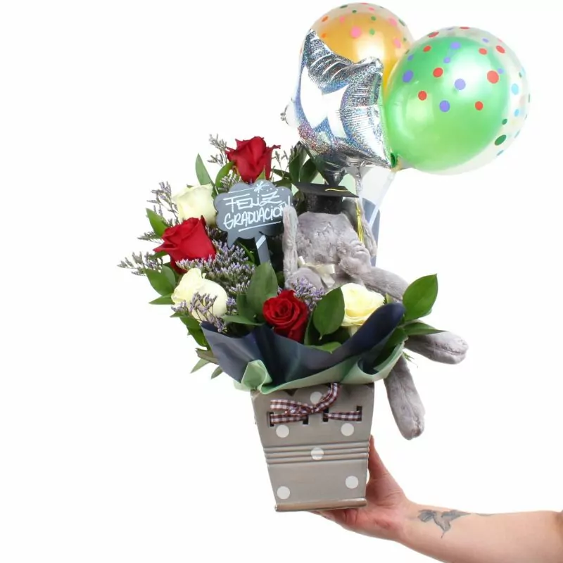 Foto 2 Arreglo Flores de Éxito - Arreglo floral para graduaciones con rosas rojas y blancas, peluche de elefante, pizarra y globos