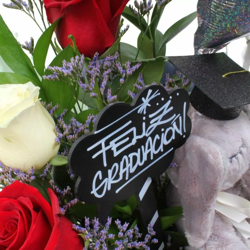 Foto 3 Arreglo Flores de Éxito - Arreglo floral para graduaciones con rosas rojas y blancas, peluche de elefante, pizarra y globos