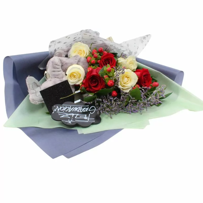 Foto 5 Ramo Flores de Éxito - Ramo de flores para graduación con rosas rojas y rosas blancas, peluche de elefante y pizarra