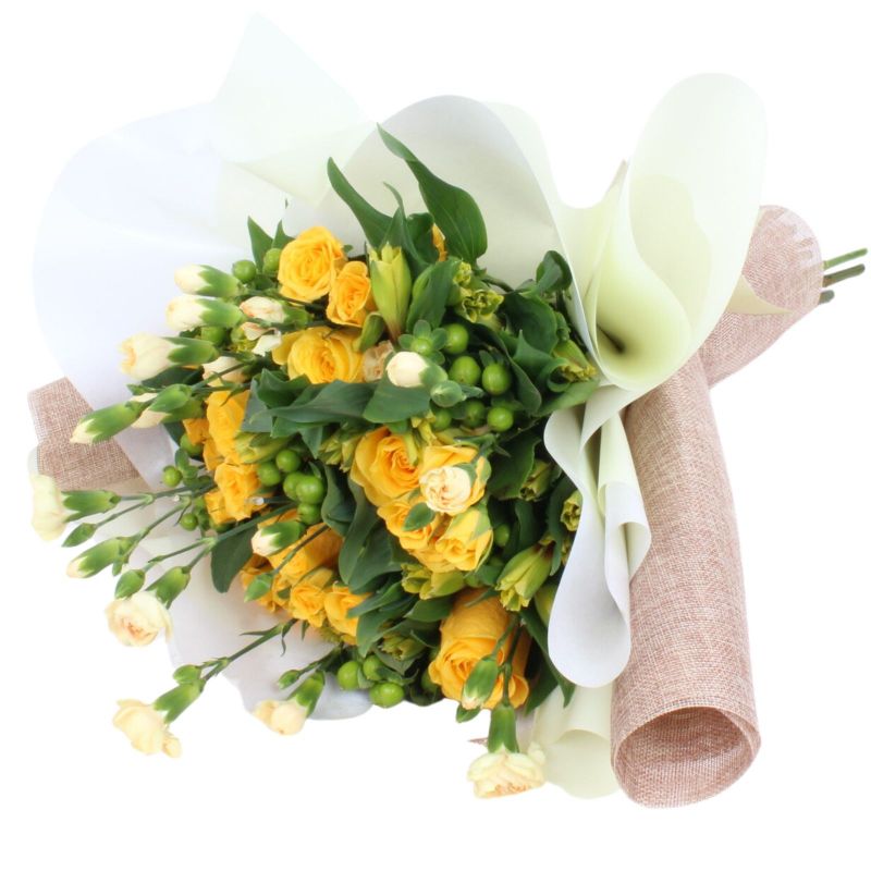 Ramo silvestre amarillo - Ramo de flores circular con rosas amarillas, claveles, astromelias e hypericum verde Ramo silvestre amarillo - Ramo de flores circular con rosas amarillas, claveles, astromelias e hypericum verde