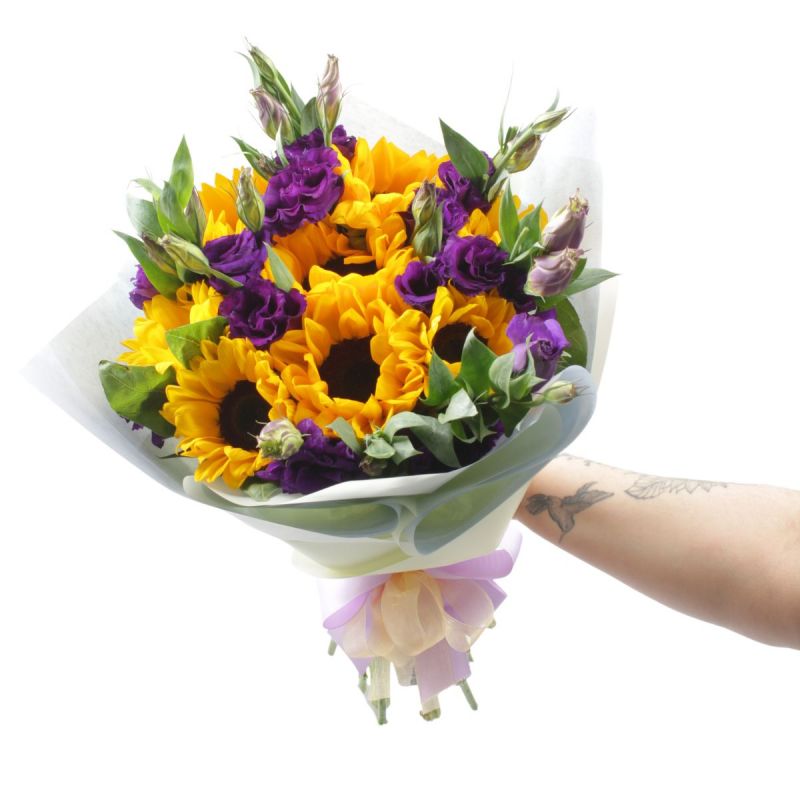 Foto con persona Ramo girasoles y lisianthus - Flores a domicilio Foto con persona Ramo girasoles y lisianthus - Flores a domicilio