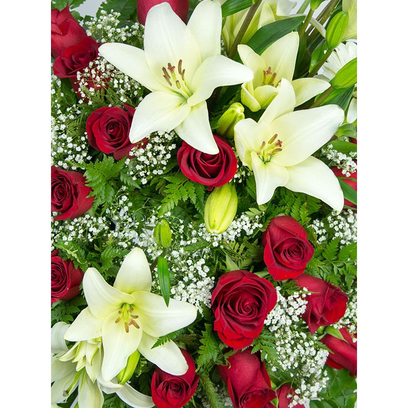 Foto 2 Corona con rosas rojas y liliums - Flores a domicilio Foto 2 Corona con rosas rojas y liliums - Flores a domicilio