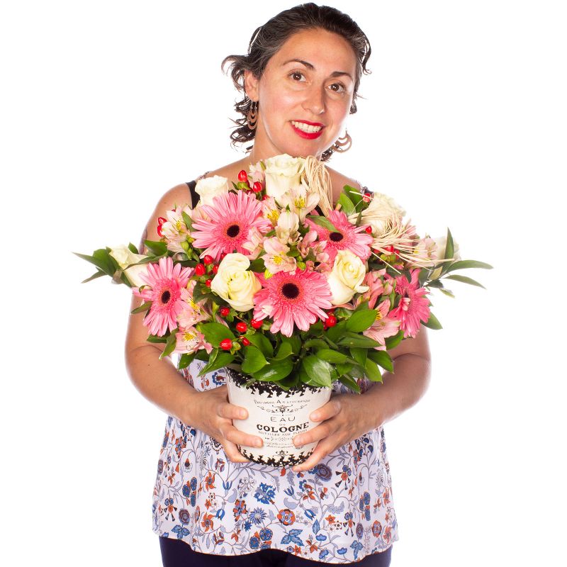 Foto con persona Emoción Rosada - Flores a domicilio Foto con persona Emoción Rosada - Flores a domicilio