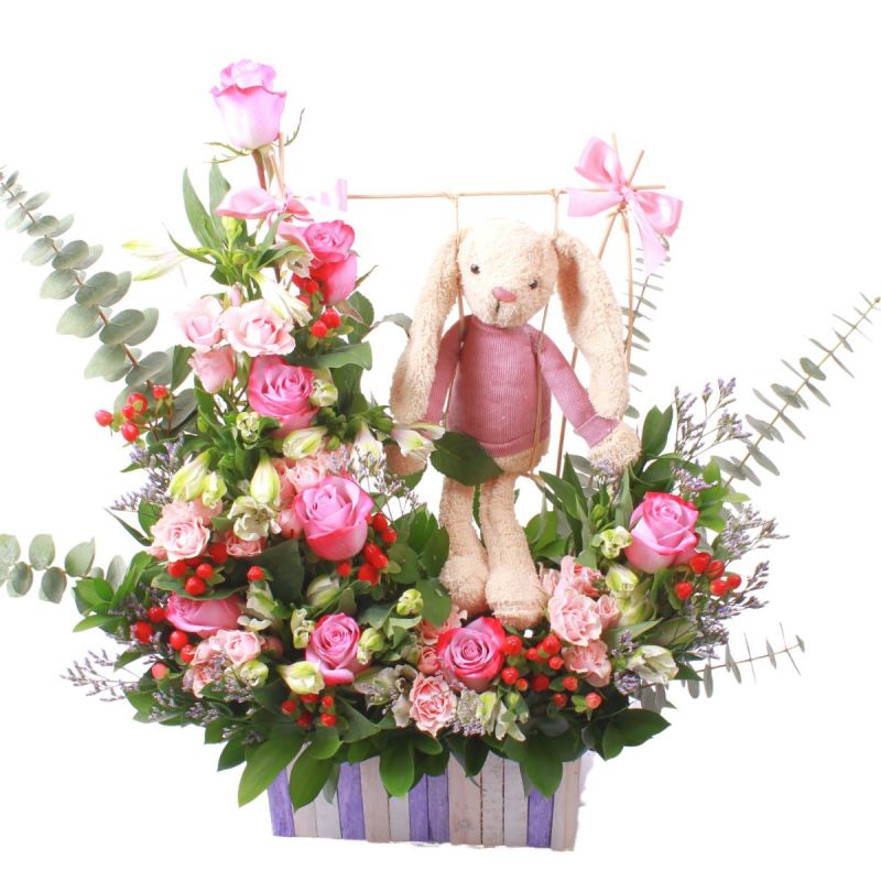 Conejita en el Jardín - Jardinera de madera con rosas, astromelias, mini rosas y conejita Conejita en el Jardín - Jardinera de madera con rosas, astromelias, mini rosas y conejita