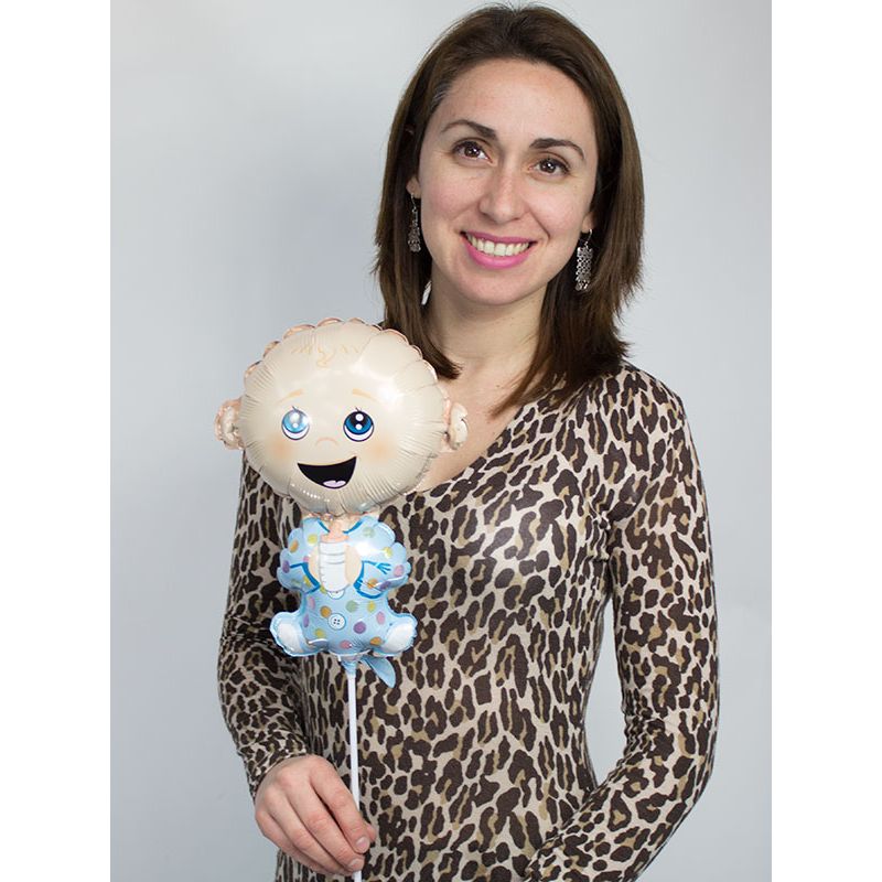 Foto con persona Globo niñito con mamadera - Flores a domicilio Foto con persona Globo niñito con mamadera - Flores a domicilio