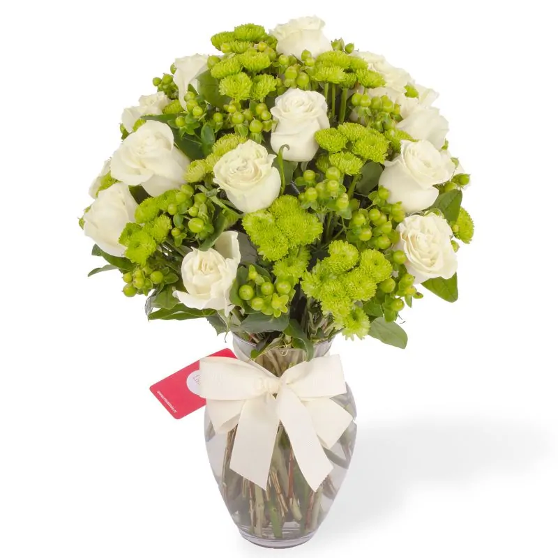 Trinidad Blanco - Florero ánfora con rosas blancas y maules verdes