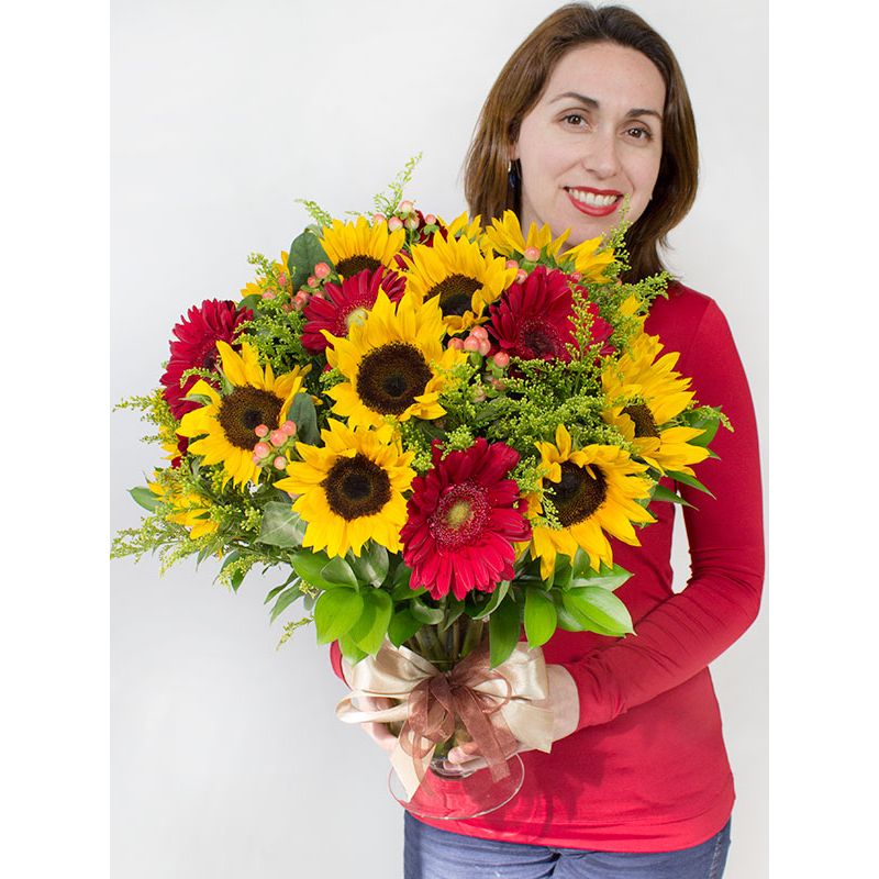 Foto con persona Florero con girasoles y gerberas - Flores a domicilio Foto con persona Florero con girasoles y gerberas - Flores a domicilio