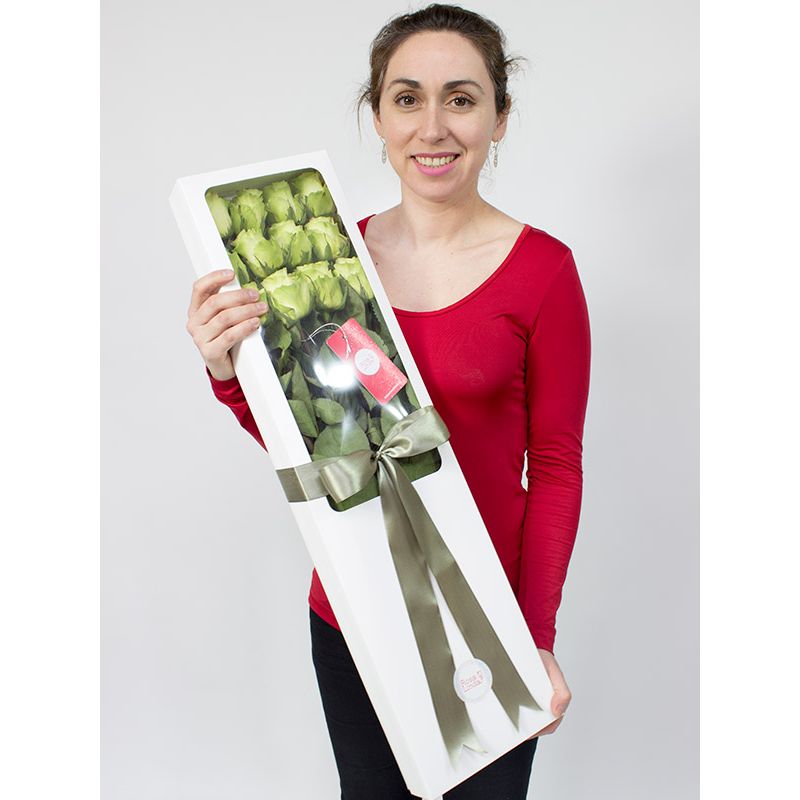 Foto con persona Caja con 12 rosas color verde limón - Flores a domicilio Foto con persona Caja con 12 rosas color verde limón - Flores a domicilio